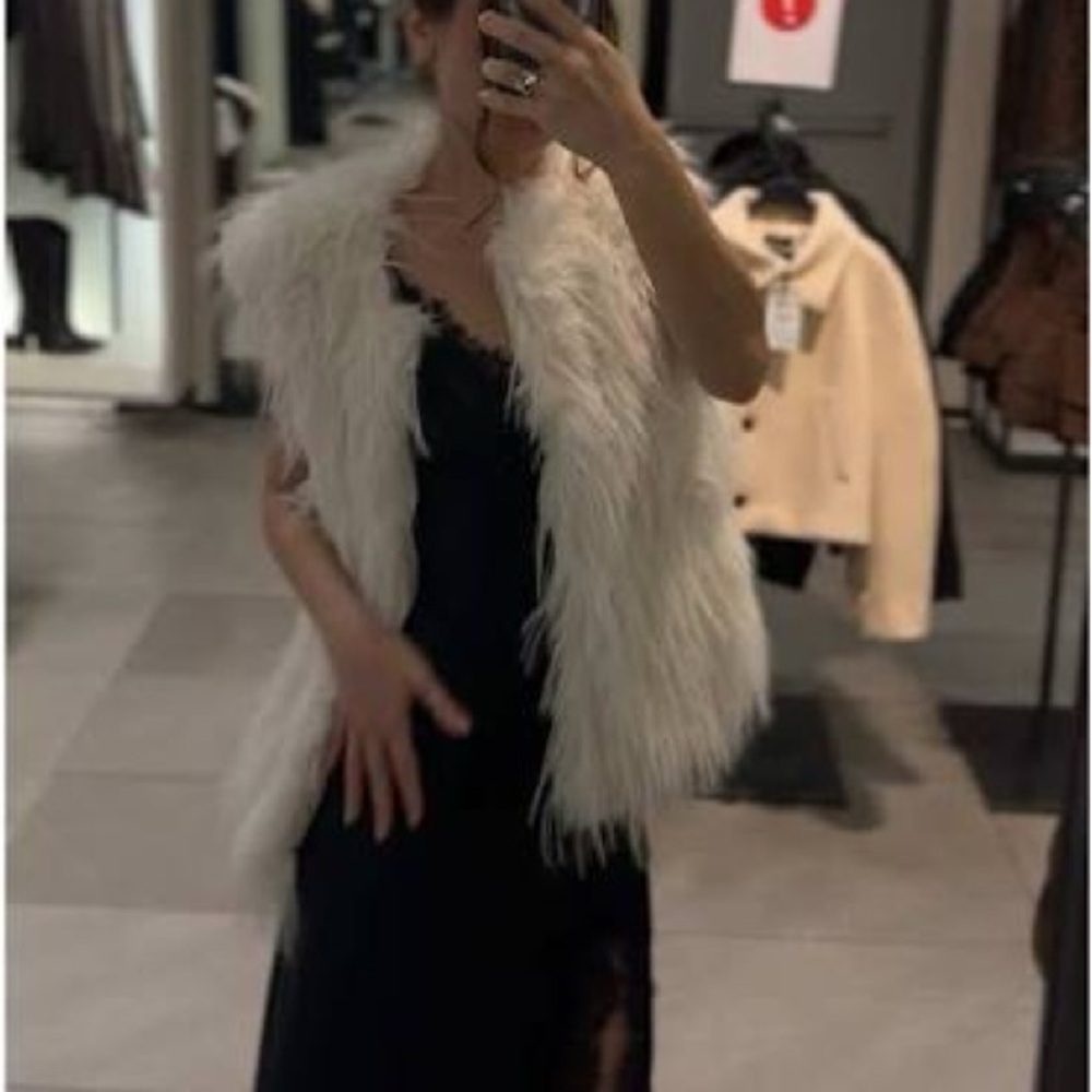 ZARA ZW COLLECTION XS White Faux Fur Vest